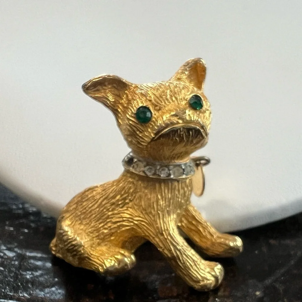 Vintage gold tone pouty dog brooch green eyes rhinestone collar